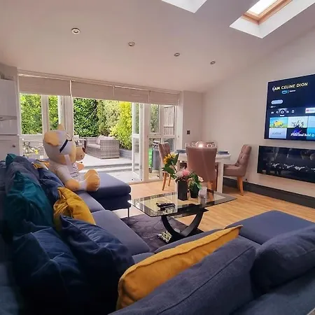 5 Bed Home With Cinema, F1 Racing Sim, 1 Gb Internet, Bbq, Garden, 20 Mins London, Parking, Ev Port, Metro 5 Mins Walk
